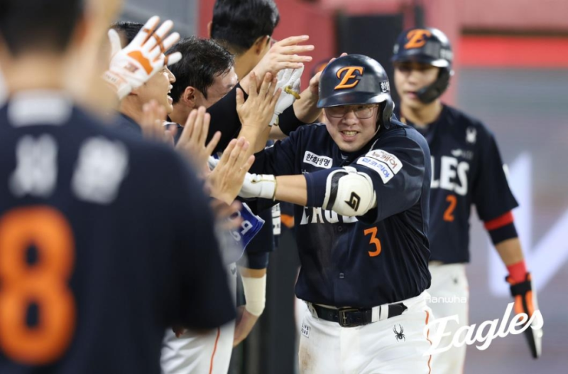 한화 안치홍, 타격감 회복...기아전 2안타 3타점에 3점 홈런까지