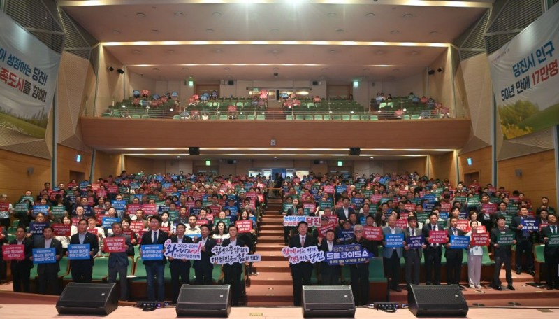 김태흠 충남도지사가 지난 16일 당진시청 대강당에서 '당진시민과의 대화'를 '힘쎈 충남시민답게 대한민국의 힘이되다'주제로 소통하는 시간을 가졌다.(충남도 제공)