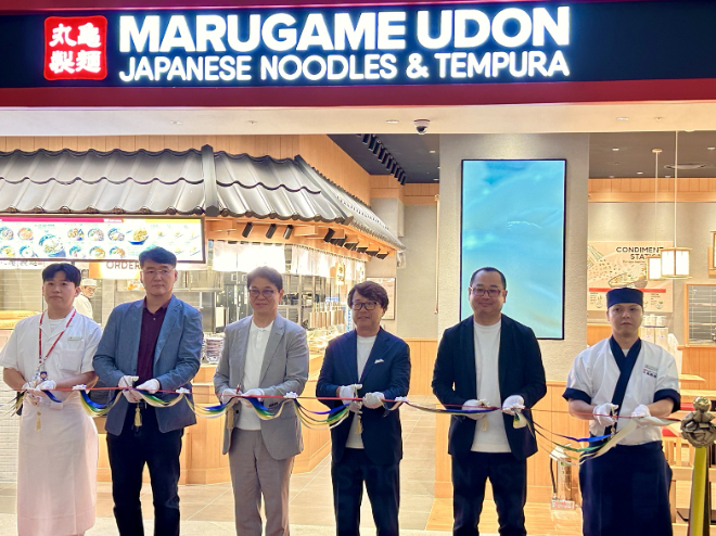 지난 15일 롯데월드몰 마루가메 우동 오픈식에 롯데GRS 차우철 대표이사, 토리돌 아와타 회장, 마루가메 우동 야마구치 CEO (좌측 세번째부터 순) 등 참석해 오픈 커팅식을 진행하고 있는 모습