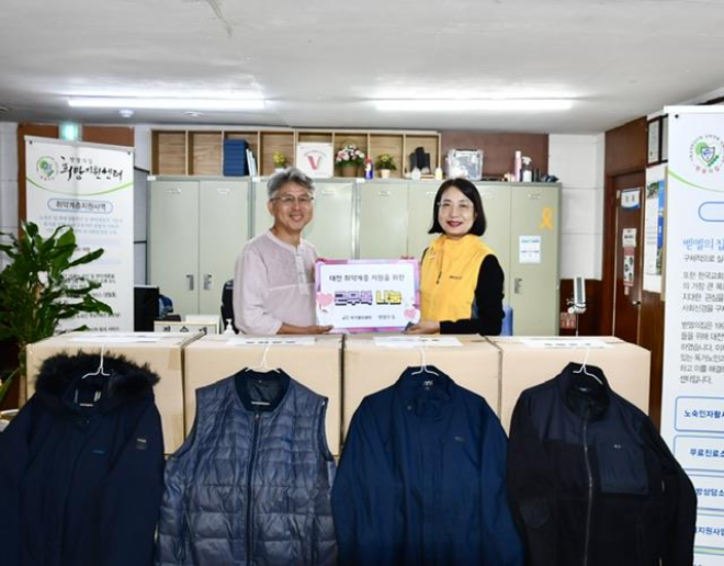 이성연 국가철도공단 총무부장(오른쪽)이 벧엘의집 원용철 담당목사(왼쪽)에게 근무복을 전달 후 함께 기념촬영을 하고 있다.