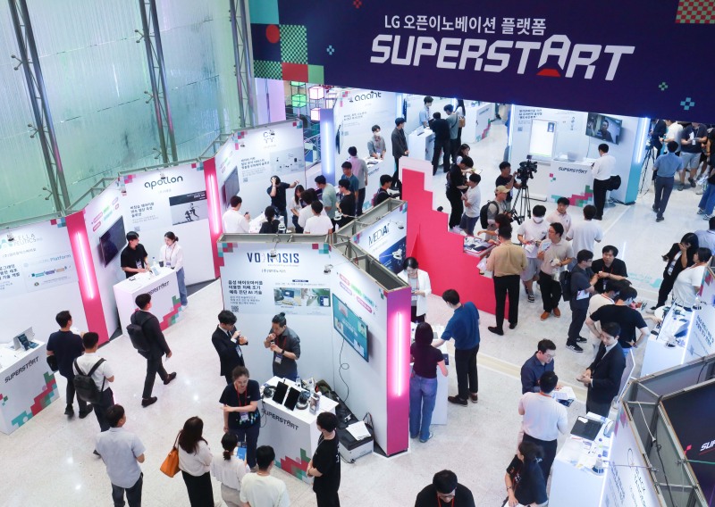 LG는 오늘(17일)부터 이틀간 마곡 LG사이언스파크에서 스타트업 발굴·육성 행사인 ‘슈퍼스타트 데이 2025’를 개최한다. 사진은 '슈퍼스타트 데이 2024' 행사장 모습./LG