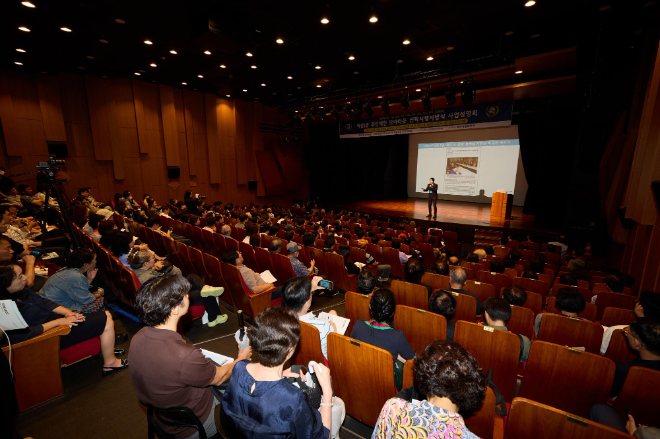 사진설명 : 역삼1동 주민들이 집중하여 주민설명회를 경청하고 있다