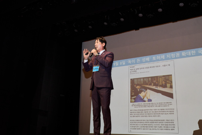사진설명 : 역삼1지구 주민제안 도시개발사업 김대윤 추진위원장이 역삼1동 참석 주민분들께 직접 주민제안 모아타운의 필요성에 대해 설명하고 있다