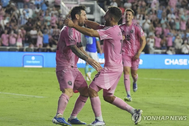 득점 후 기쁨을 나누는 메시(왼쪽)와 조르디 알바. / 사진=연합뉴스