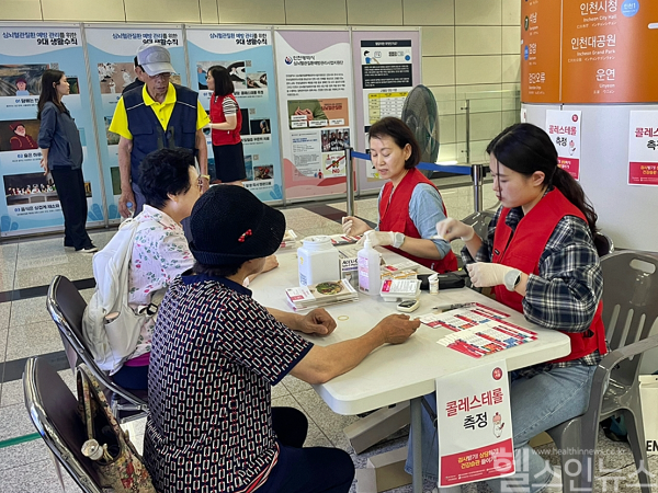 인하대병원 인천권역심뇌혈관질환센터가 인천 시민공원역사에서 진행한 캠페인에서 시민들이 혈압·혈당·콜레스테롤 수치를 측정하고 있다. (사진 제공=인하대병원)