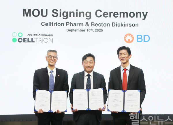 제프리 첸 BD(벡톤디킨슨) 아시아지역 부사장(왼쪽), 유영호 셀트리온제약 대표이사, 제이슨 황 BD코리아 사장이 16일 진행된 셀트리온제약-벡톤디킨슨∙BD코리아와 전략적 3자 협약 체결식에서 기념촬영을 하고 있다. (사진 제공=셀트리온제약)