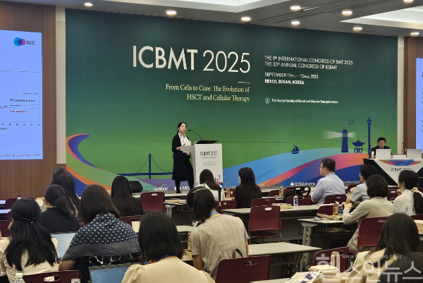 호주 피터 맥캘럼 암센터 및 로열 멜버른 병원 국립 암 감염 센터의 미셸 용 교수가 12일 열린 ICBMT 2025에서 프레비미스의 200일 치료 효과와 안전성을 주제로 발표를 진행하고 있다. (사진 제공=한국MSD)