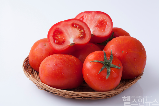 토마토의 선명한 붉은색을 만들어내는 성분인 '라이코펜'은 강력한 항산화 작용을 하는 카로티노이드의 한 종류로 암을 유발하는 활성산소를 제거해 세포 손상을 줄이는 역할을 한다. /사진=클립아트코리아