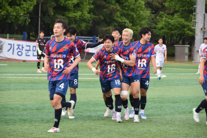 지난 5월 28일 K3리그 부산교통공사축구단과의 경기에서 멀티골을 기록한 K4리그 기장군민축구단 박세웅 선수가 환호하고 있다. 이 승리로 창단 첫해 부산 대표로 전국체전에 나선다./사진=기장군민축구단 제공