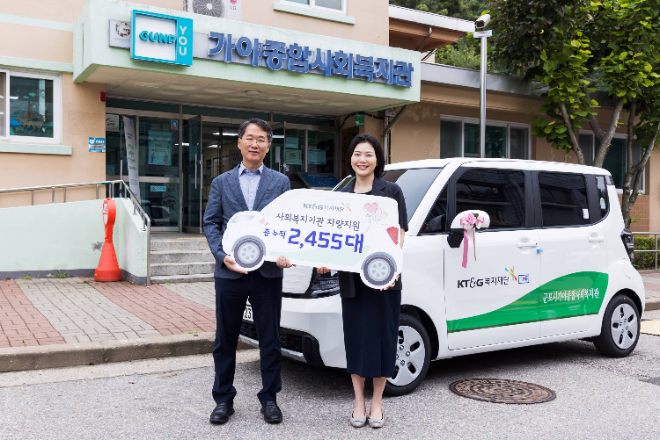 ) KT&G복지재단이 지역 사회복지활동 지원을 위해 경차 150대를 지원하는 ‘2025 사회복지기관 차량 전달식’을 열었다. 사진은 지난 16일 임선준 KT&G복지재단 사무처장(왼쪽)이 이은아 군포시가야종합사회복지관 관장(오른쪽)과 함께 기념사진 촬영을 하고 있는 모습