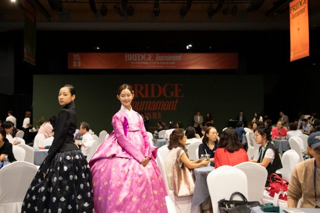 17일 서울 강남구 무역센터점 10층 문화홀에서 열린 ‘브리지(Bridge)’ 토너먼트 대회에서 한복 모델이 포즈를 취하고 있다.