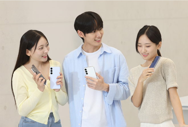 삼성전자 모델이 19일 국내 출시하는 ‘갤럭시 S25 FE’를 소개하는 모습 (삼성전자 제공)