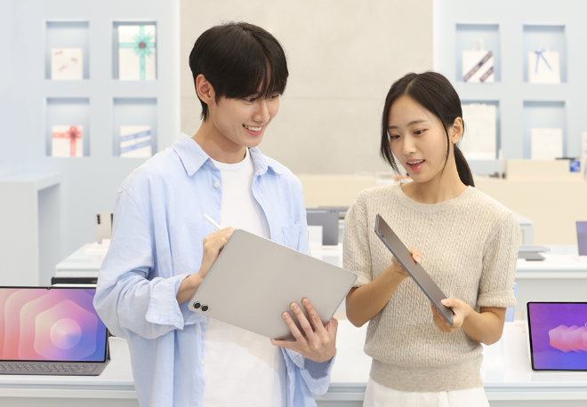 삼성전자 모델이 19일 국내 출시하는 ‘갤럭시 탭 S11 시리즈’의 슬림한 디자인과 새롭게 바뀐 ‘S펜’을 체험하는 모습 (삼성전자 제공)