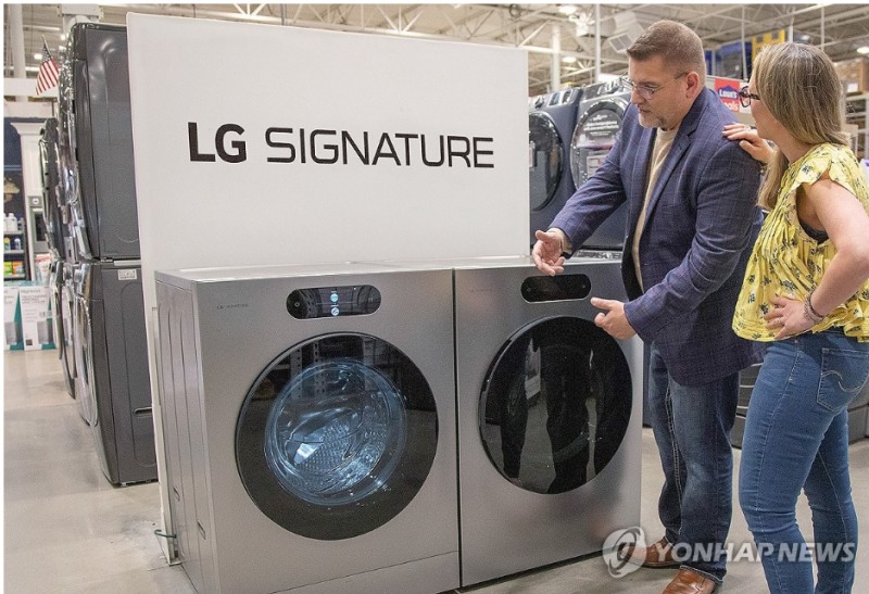LG전자가18일 전사 차원의 희망퇴직을 실시한다는 소식에 업계가 술렁이고 있다. 사진=LG전자 드럼세탁기, LG전자제공, 연합뉴스