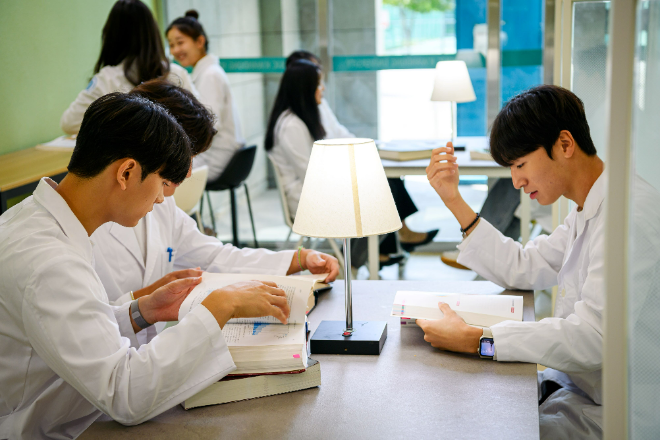 가톨릭관동대 의과대학 의학과 학생들. (사진제공=가톨릭관동대)