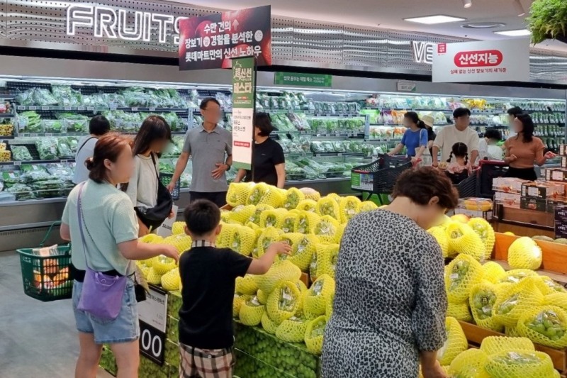 롯데마트는 ‘신선지능’ 프로젝트를 통해 과일 선별 기술을 고도화하며 품질 보증 체계를 강화하고 있다 (롯데마트 제공)