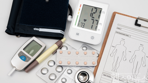 고혈압·당뇨병은 약물치료에 더해 꾸준한 교육·상담이 효과를 높인다. (사진 제공=클립아트코리아)