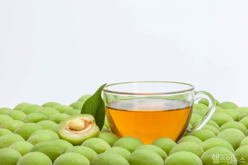 소화가 더딜 때는 따뜻한 매실차가 효과적이다. 매실의 유기산이 위액 분비를 촉진해 소화를 돕고 따뜻한 온도가 위장을 편안하게 해 부담을 줄여준다. (클립아트코리아)