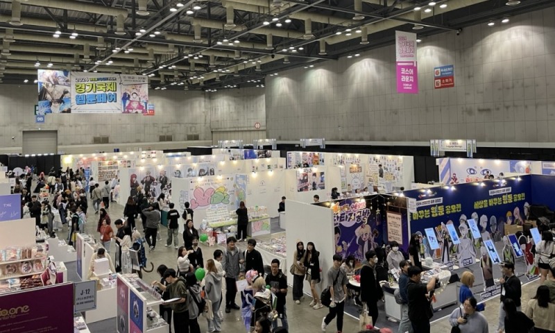 '2025 경기국제웹툰페어'가 18일 일산 킨텍스에서 개막했다. 올해 행사는 오는 21일까지 진행될 예정이다. 사진은 지난해 B2C 전시장 전경(제공=경기콘텐츠진흥원).