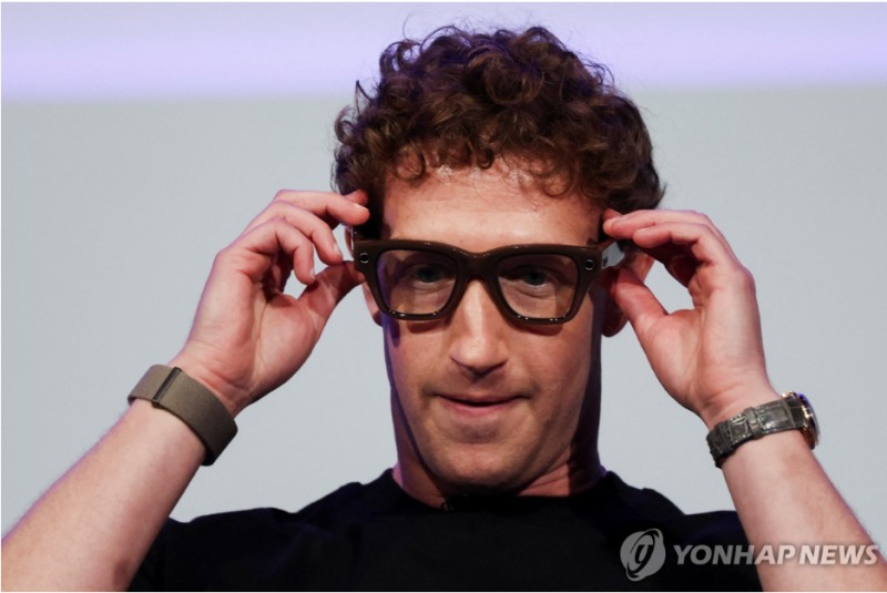 마크 저커버그 메타 CEO가 17일(현지시간) AI가 작동하는 새 스마트 안경을 선보이고 있다. 사진=로이터통신, 연합뉴스
