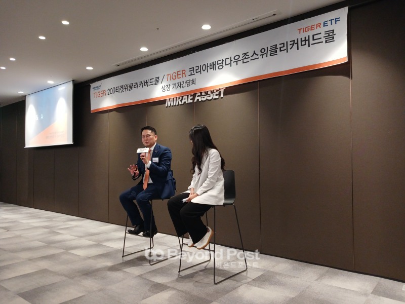 미래에셋자산운용 전략ETF운용본부 윤병호 본부장(왼쪽)이 18일 서울 중구 미래에셋센터원에서 열린 'TIGER ETF 기자간담회'에서 발언하고 있다./신용승 기자