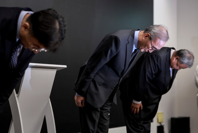 김영섭 KT 사장(가운데)이 11일 서울 종로구 KT 광화문빌딩 웨스트 사옥에서 소액결제 피해와 관련해 고개 숙여 사과하고 있다./연합뉴스