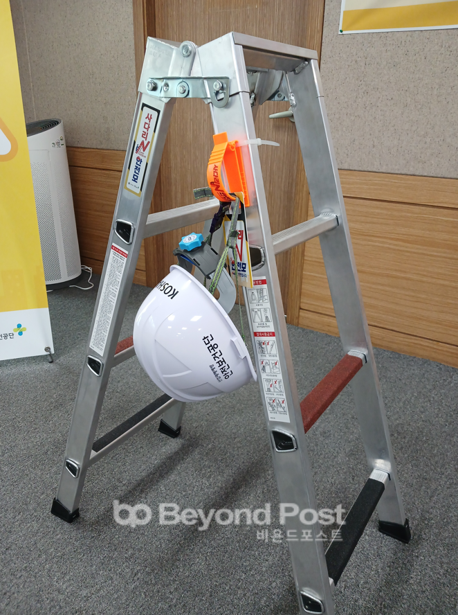 사다리에 안전모 걸이대가 장착돼 있는 모습./신용승 기자