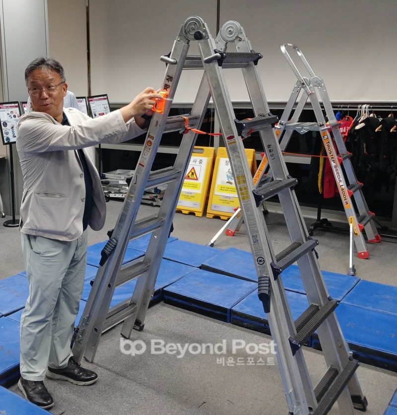 김종일 안전보건공단 서울남부지사장이 지수아이앤씨를 방문해 안전모 걸이대를 직접 설치하고 있다./신용승 기자