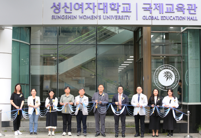 성신여대 국제교육관 현판식에서 이성근 총장(가운데)이 주요 참석자들과 함께 기념촬영을 하고 있다. (사진제공=성신여대)