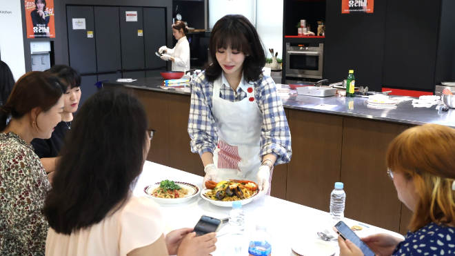 롯데홈쇼핑은 지난 18일(목) 배우 이유리의 '요즘쇼핑 유리네' 론칭 1주년을 기념해 고객 초청 쿠킹클래스를 진행했다. (배우 이유리가 조리한 음식을 고객들에게 직접 전달하고 있다.)