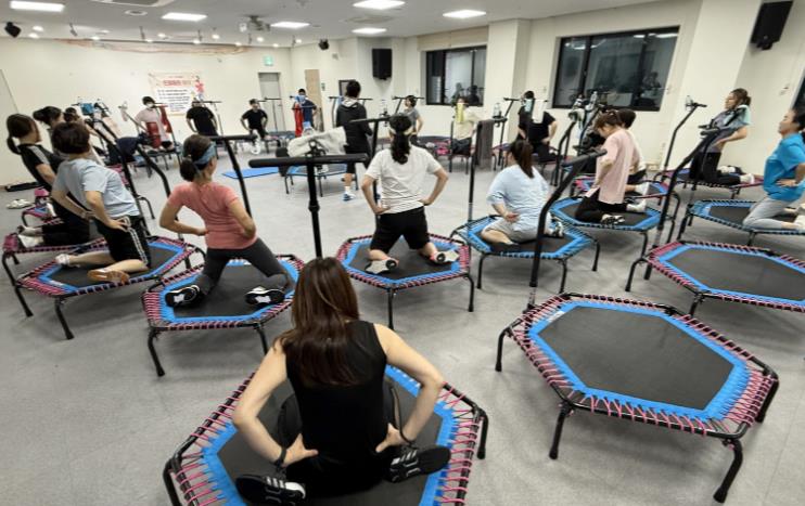 지난 18일 태안군보건의료원 내 어르신건강센터 강당에서 진행된 ‘점핑 다이어트’ 프로그램 모습 (태안군 제공)