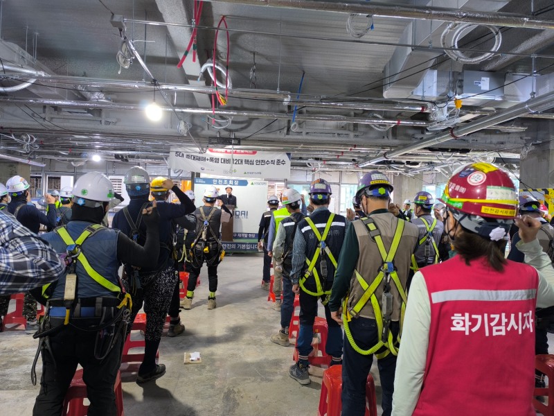 안전보건공단 서울광역본부(본부장 원방희)는 19일 현대엔지니어링 서울 공평 15, 16지구 재개발사업 신축공사 현장에서 사망사고 예방 안전실천 결의대회를 실시했다.사진 가운데 원방희 본부장./안전보건공단 서울광역본부