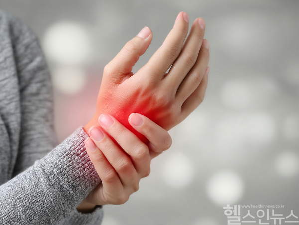 손목 찌릿한 통증, 단순한 증상이 아닌 습관에서 비롯된 손목건초염일 수 있습니다. (사진 제공=클립아트코리아)