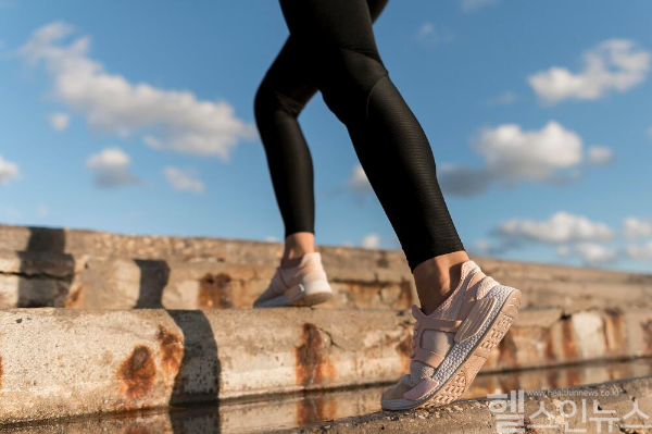 러닝 전후 스트레칭과 발목 관리로 발·종아리 부상을 예방할 수 있다. (사진 제공=클립아트코리아)