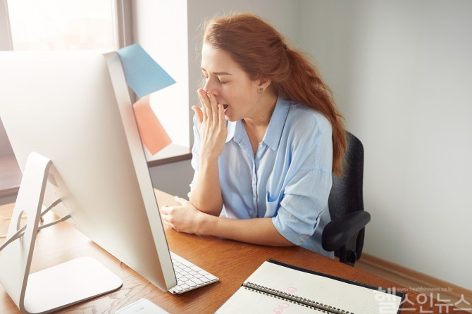 점심 식사 후 몰려오는 식곤증, 혈당 변동과 생활습관이 주요 원인이다 / 사진=클립아트코리아