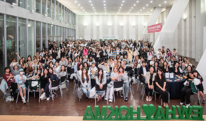 지난 17일 열린‘호크마교양대학 글로벌학부 신입생 환영회’ 단체 기념사진. (사진제공=이화여대)