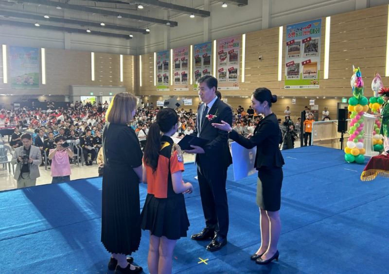 이상규 한국소방안전원장(오른쪽 2번째)이 ‘제26회 전국 119소방동요 경연대회’에서 금상(한국소방안전원장상)을 수여하고 있다./한국소방안전원