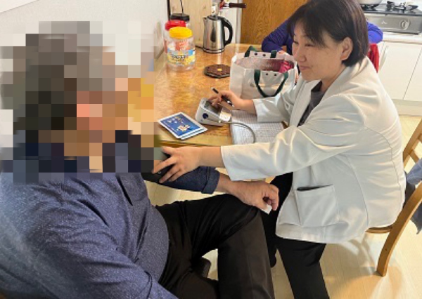방문간호사가 환자의 혈압을 측정하는 모습. ⓒ 함평군