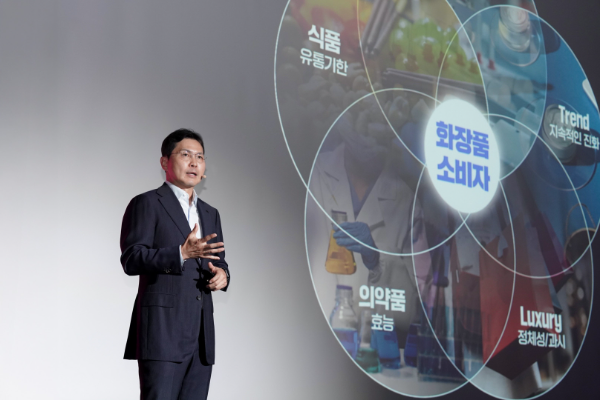 윤상현 콜마홀딩스 부회장이 19일 코엑스 그랜드볼룸에서 열린 ‘아마존 뷰티 인 서울’에서 강연을 하고 있다.