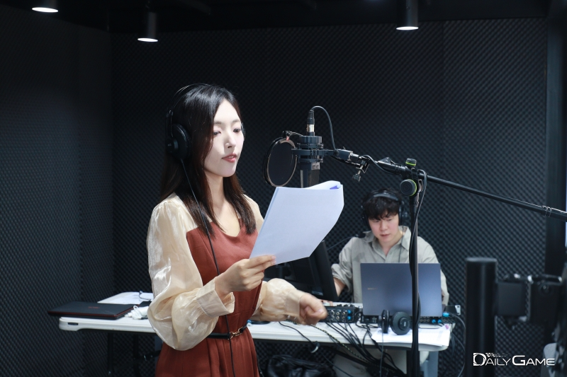 성우 이샛별이 더빙을 시연하는 모습.