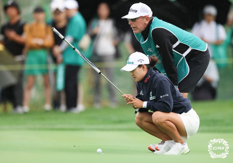이민지가 그린 경사를 파악하는 모습. /KLPGA