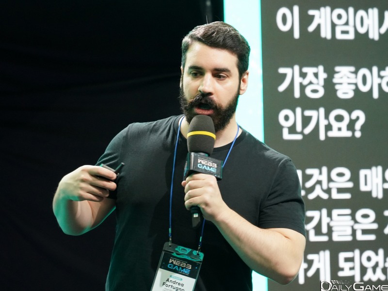'자율적인 세계'에 대한 강연을 진행한 매직 블록 랩스 안드레아 포르투뇨 공동 창업자 겸 CEO.