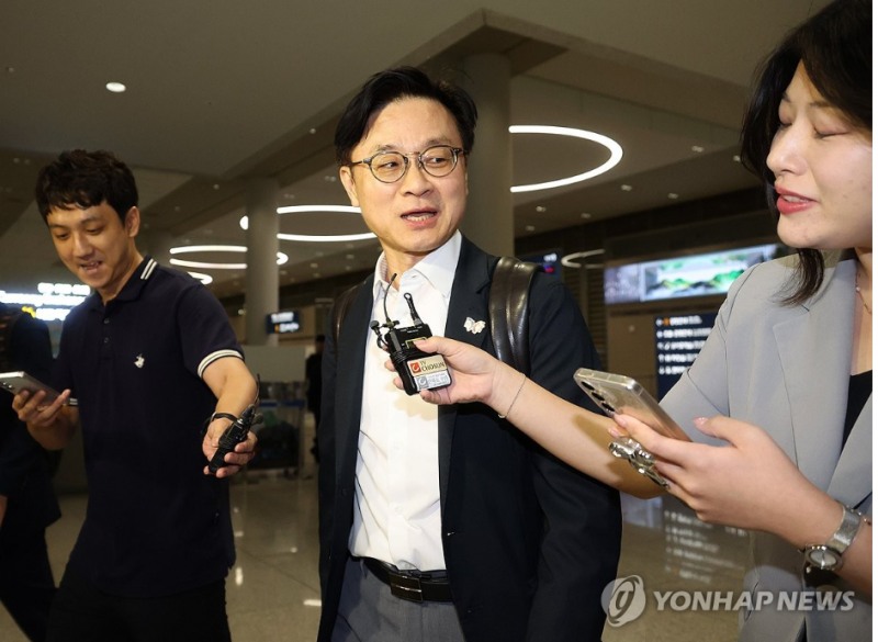 미국 현지에서 한미 관세협상 관련 후속 협의를 한 김정관 산업통상자원부 장관이 14일 미국과 합의를 이루지 못한 채 빈 손으로 귀국하고 있다. 사진=연합뉴스