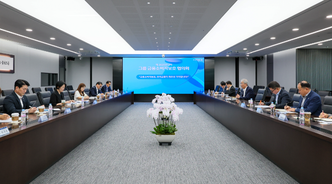 우리금융그룹(회장 임종룡)은 지난 18일 서울 중구 우리금융 본사에서 지주 및 자회사 금융소비자보호 총괄책임자(CCO) 12명이 참석하는 ‘그룹 금융소비자보호 협의회’를 개최하고, 소비자 보호를 위한 대응 역량 강화 의지를 공고히 했다.