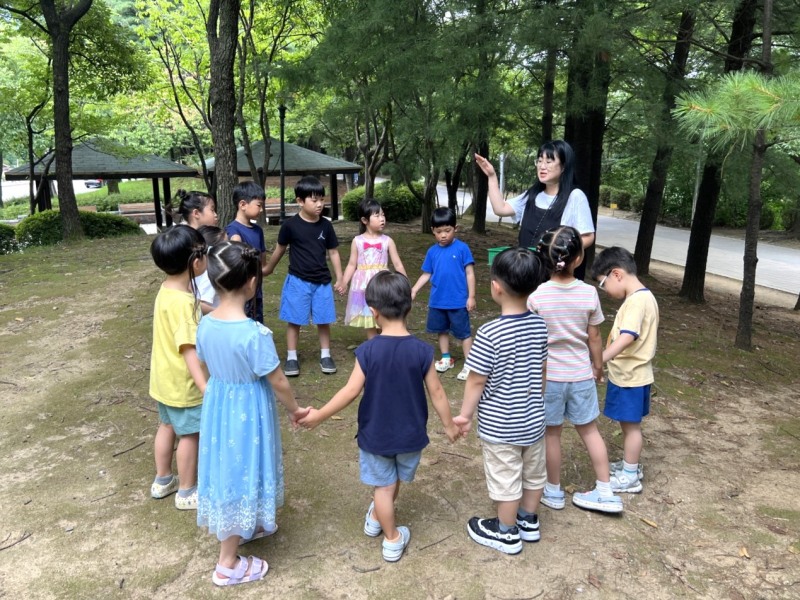 거점형 돌봄기관에 참여하는 어린이들