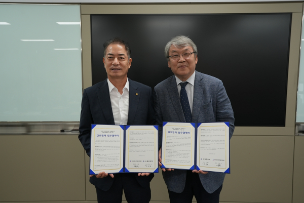 신협중앙회와 한국의료복지사회적협동조합연합회는 ‘상호협력을 위한 업무협약’을 맺었다. 사진은 신협 우욱현 관리이사(왼쪽), 의료복지사협 임종한 회장(오른쪽)이 업무협약서를 들고 사진을 촬영하고 있다. ⓒ 신협