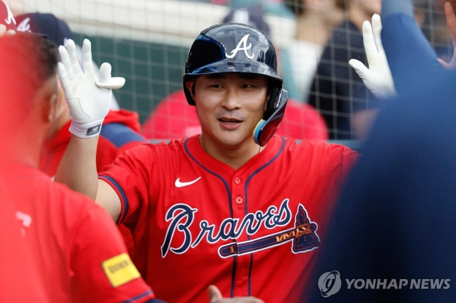 시즌 5호 홈런을 때리고 동료 축하를 받는 김하성 / 사진=연합뉴스