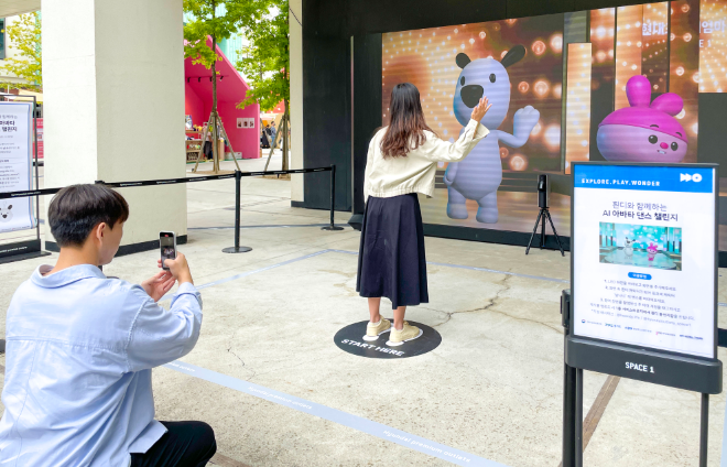 22일 오전, 경기도 남양주시에 위치한 현대프리미엄아울렛 스페이스원 1층 분수광장에서 고객들이 이벤트에 참여하고 있다. ⓒ 현대백화점
