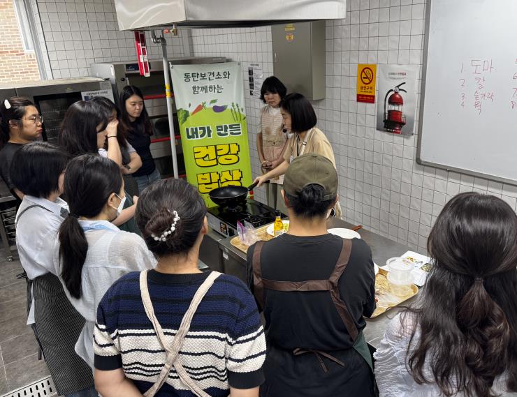 지난 19일 진행된 내가 만든 건강밥상 수강생들이 저염 쌈장 만들기 실습에 참여하고 있다 (화성시 제공)