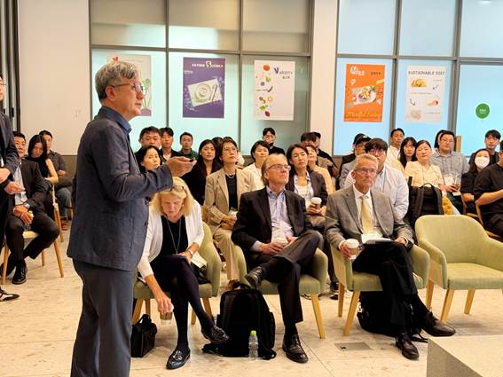 풀무원기술원 김태석 원장(맨 왼쪽)이 기술원 1층 로하스 키친에서 열린 'CIA Alumni Speical Event' 행사에 참석해 美 요리학교 CIA 주요인사, CIA 출신 국내 셰프 및 업계 관계자들에게 풀무원기술원 소개 프레젠테이션을 진행하고 있다.